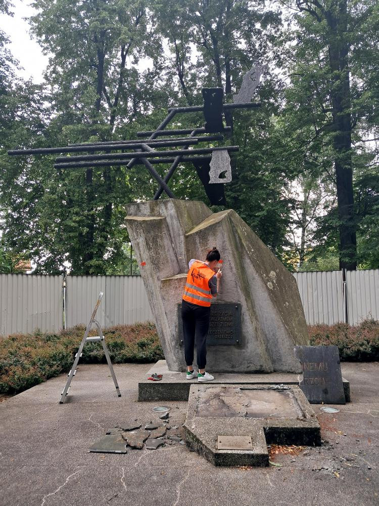 Rozpoczęto konserwację pomnika "Ku czci ofiar faszyzmu" w Parku Miejskim w Brzeszczach - InfoBrzeszcze.pl