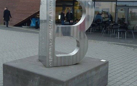 Monument „To B remembered” przed budynkiem Centrum Obsługi Turystów w Brzezince