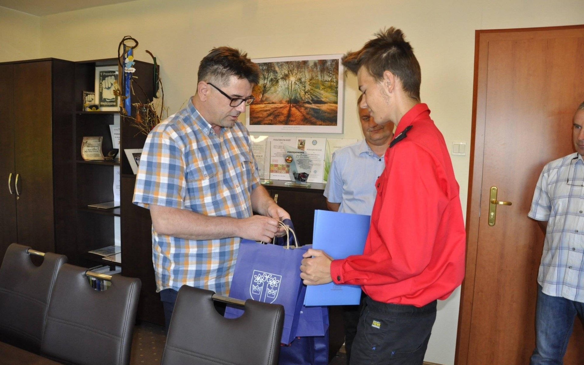 Gratulacje i nagrody dla młodego strażaka