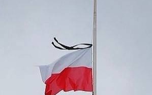 Flagi przed urzędem opuszczone na znak żałoby narodowej