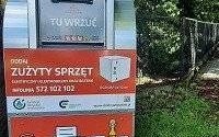 Czerwone pojemniki na zużyty sprzęt elektryczny, elektroniczny i baterie