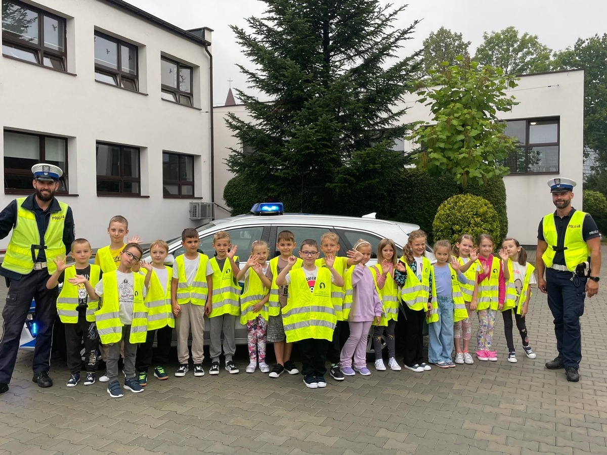 Powiat oświęcimski. Trwa akcja „Bezpieczna droga do szkoły”. Policyjne kontrole i prelekcje dla najmłodszych uczniów.