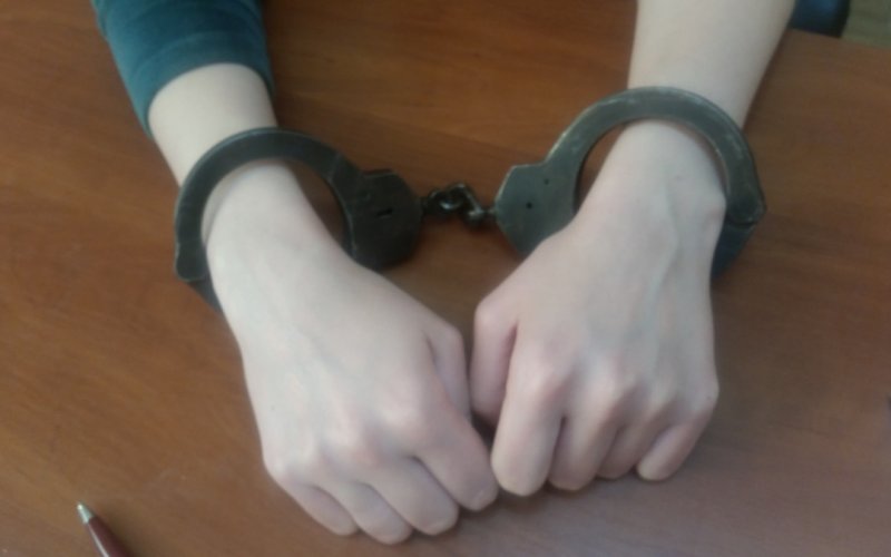 Oświęcim. Policjanci zatrzymali agresywną kobietę, która dopuściła się uszkodzenia mienia i groziła śmiercią swojej sąsiadce