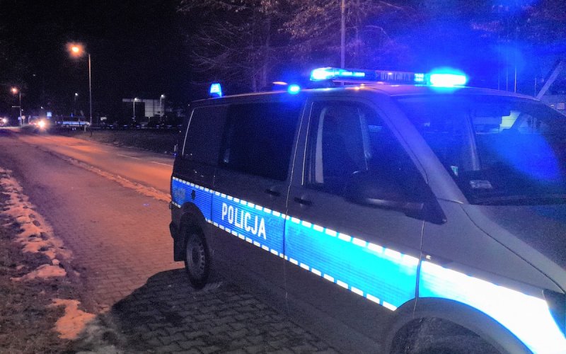 Oświęcim. Pijany mężczyzna leżał na chodniku. Prawidłowa reakcja świadków.