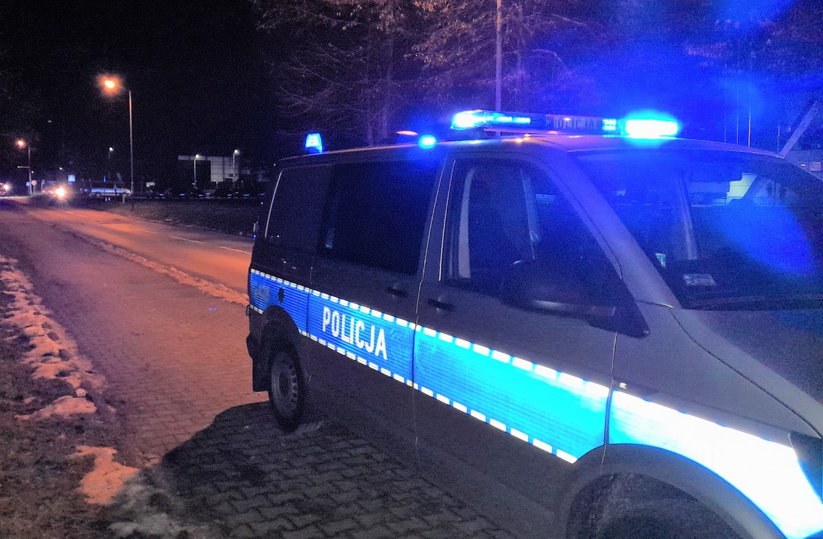 Oświęcim. Pijany mężczyzna leżał na chodniku. Prawidłowa reakcja świadków.