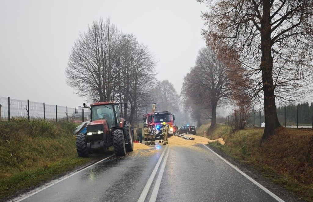 Trasa Oświęcim–Zator (DK 44). Ruch wstrzymany w Przeciszowie w obu kierunkach. Na jezdnię wysypały się ziarna kukurydzy.