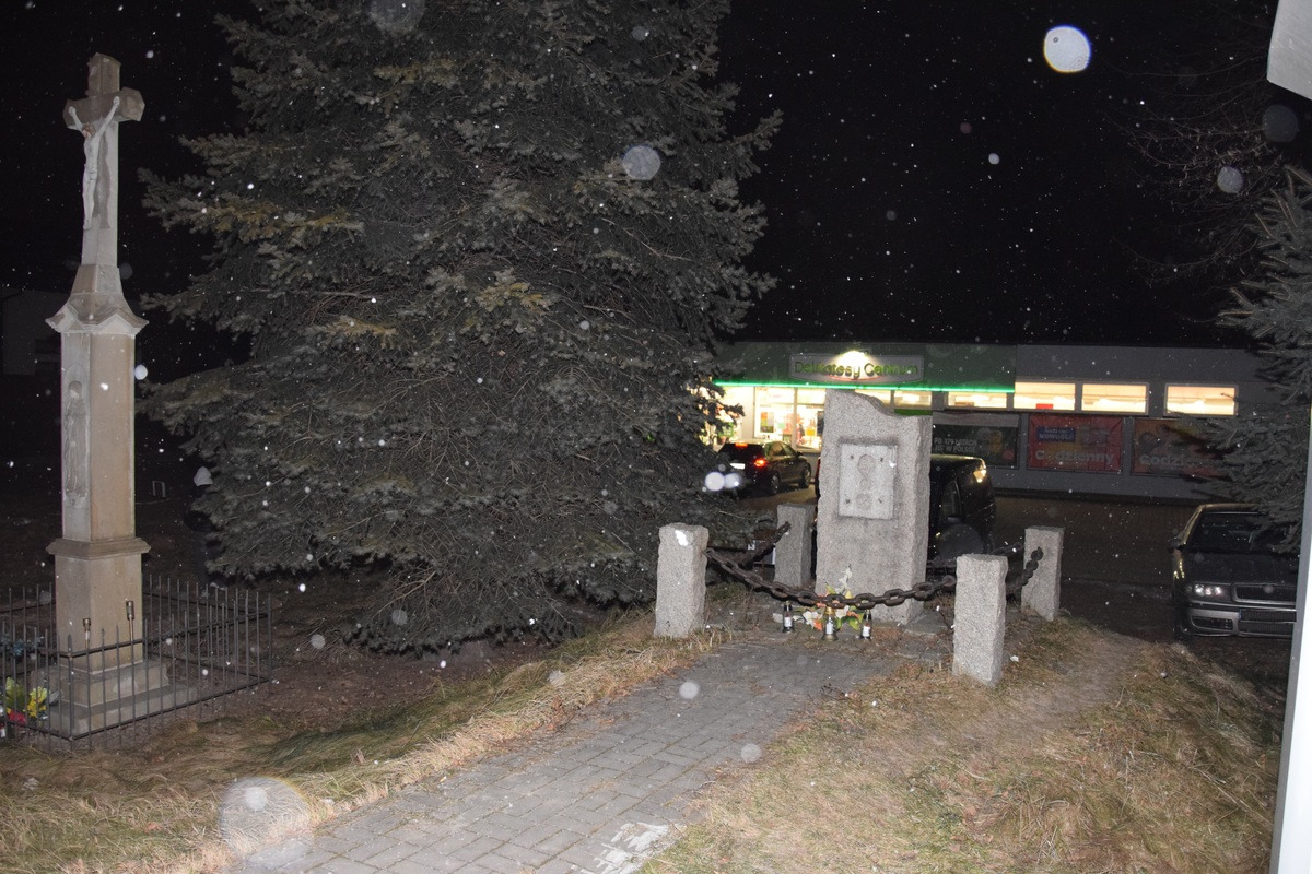 Rajsko. Policjanci poszukują sprawcy kradzieży tablicy upamiętniającej polskich żołnierzy „Poległych w Bitwie pod Rajskiem”