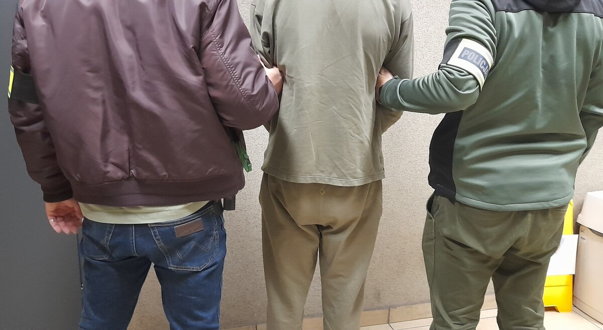 Oświęcim. Zatrzymany chuligan, podejrzany o uszkodzenie szyby na miejskich Bulwarach