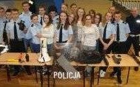 Oświęcimscy policjanci przybliżyli służbę w Policji, biorąc udział w warsztatach dla uczniów z klas policyjnych.
