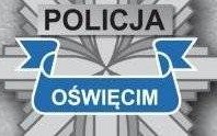 Oświęcim. Policjanci poszukują oszustów, którzy okradli mieszkankę Oświęcimia