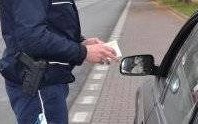 Gmina Kęty. Dzielnicowy realizując „Bezpieczną drogę do szkoły”, zatrzymał kierowcę posiadającego zakaz i cofnięte uprawnienia do kierowania