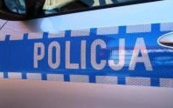 Oświęcim. Policjanci poszukują dwóch mężczyzn podejrzanych o kradzież skarbonki z datkami na leczenie chorego dziecka