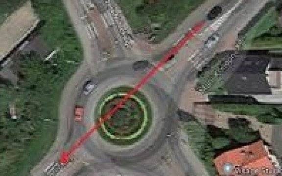 Oświęcim. Kierująca przejechała przez środek dużego ronda, bo …. go nie zauważyła