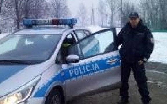 Gmina Chełmek. Policjant w czasie wolnym od służby, wspólnie z innym kierowcą, ratowali nieprzytomnego sprawcę kolizji