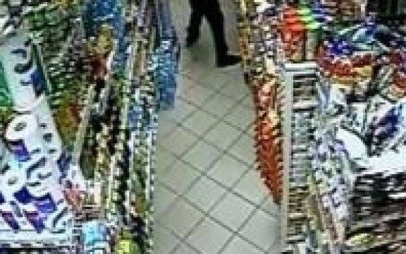 Oświęcim. Policjanci poszukują podejrzanego o dokonanie bulwersującej kradzieży - skarbonki z datkami na leczenie chorego dziecka