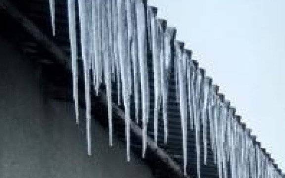 Powiat oświęcimski. Przypominamy o obowiązku usuwania sopli oraz śniegu z dachów