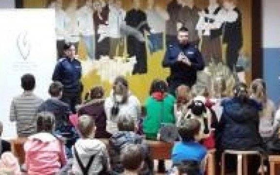 Oświęcim. „Bezpieczne Ferie 2019”. Policjanci rozmawiali o bezpieczeństwie z uczestnikami salezjańskiej półkolonii.