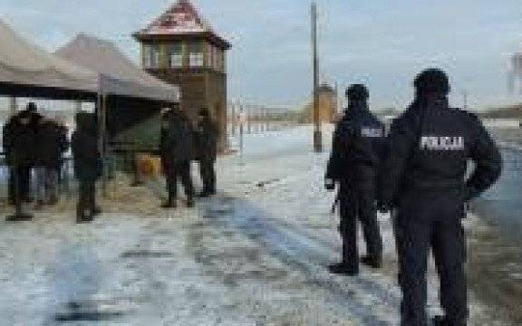 Oświęcim. Policjanci dbali o bezpieczeństwo podczas 74. rocznicy wyzwolenia, byłego niemieckiego, nazistowskiego obozu koncentracyjnego i zagłady Auschwitz-Birkenau