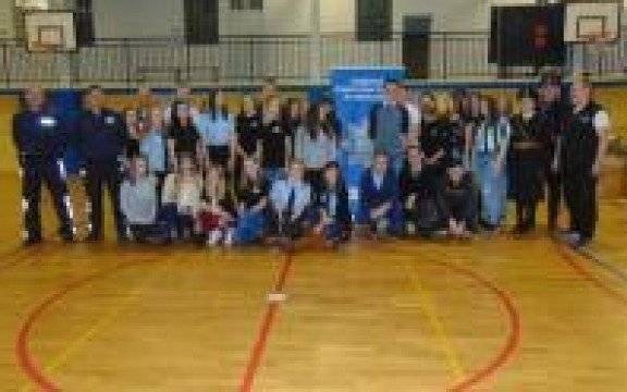 Oświęcim. Policjanci i rekonstruktorzy opowiedzieli młodzieży o policyjnej służbie oraz historii Policji