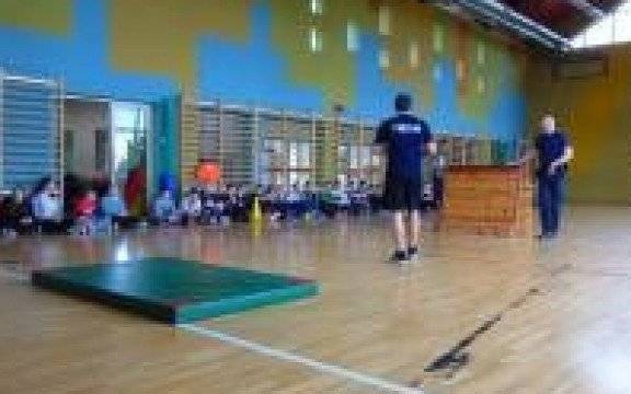 Osiek. Na sportowo promowali służbę w Policji