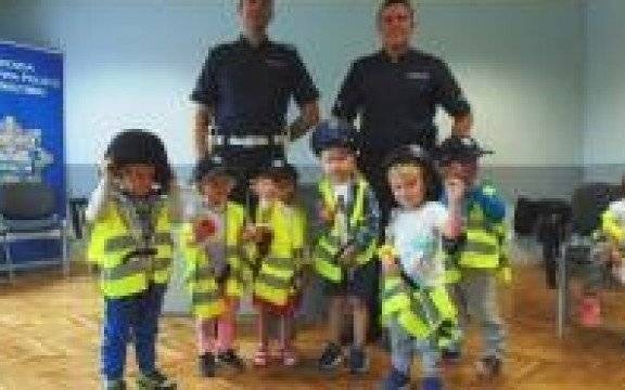 Oświęcim. Odblaskowe Maluszki z „Fair Play” z wizytą u policjantów