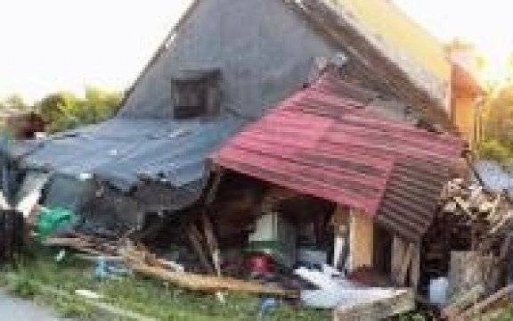 Chełmek. Policjanci odnaleźli dwóch rannych mężczyzn w zawalonym budynku