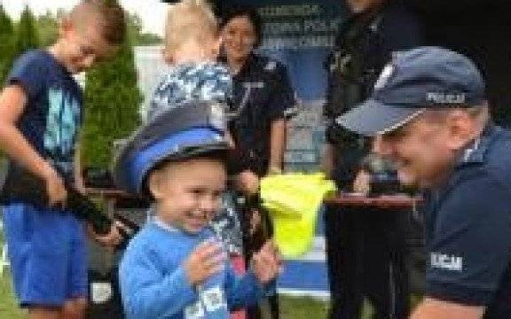 Oświęcim. Policjanci promowali bezpieczeństwo podczas charytatywnego pikniku z okazji 100. Lecia Klubu Sportowego „Soła”. Zebrane środki trafią na leczenie chorego dziecka.