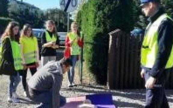 Przeciszów. „Odblaskowa Szkoła”. Policjanci i uczniowie we wspólnych działaniach na rzecz bezpieczeństwa dziecka w ruchu drogowym.