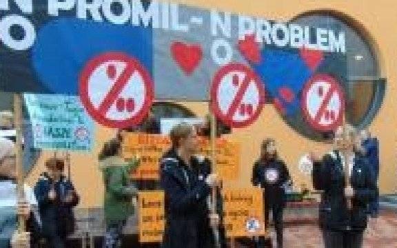 Oświęcim. Kampania „No Promil - No Problem”. Młodzież w happeningu na rzecz trzeźwości za kierownicą.