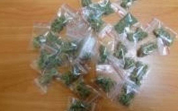 Oświęcim. Pijąc alkohol w miejscu zabronionym sprowokował policjantów do kontroli i został zatrzymany za narkotyki