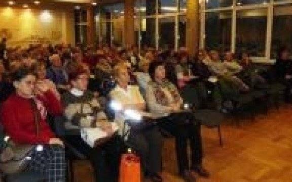 Oświęcim. „Bezpieczny senior”. Przedświąteczne spotkanie ze studentami Uniwersytetu III Wieku