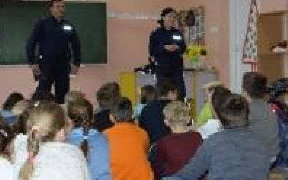 Powiat oświęcimski. Realizując zadania w ramach akcji „ Bezpieczne Ferie 2020”, policjanci przypominają o rozsądnym i bezpiecznym korzystaniu z wolnego czasu