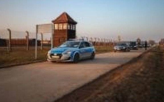 Policjanci dbali o bezpieczeństwo podczas 75. rocznicy wyzwolenia, byłego niemieckiego, nazistowskiego obozu koncentracyjnego i zagłady Auschwitz-Birkenau