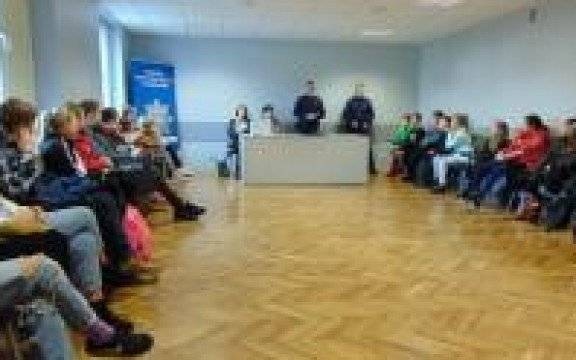 Oświęcim. „Zagrożenia w sieci”. Profilaktyczne spotkanie w oświęcimskiej komendzie Policji z uczniami Szkoły Podstawowej w Laskowej