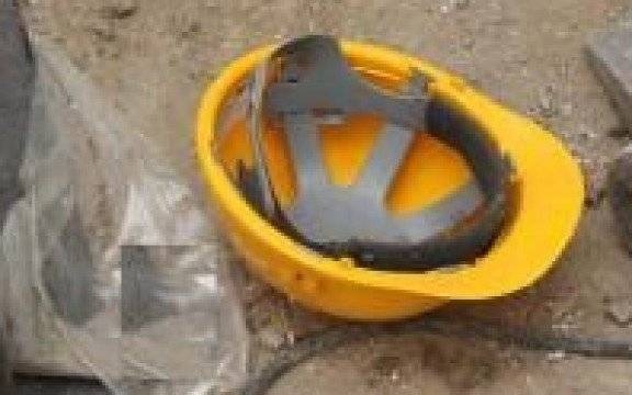 Powiat oświęcimski. Seria nieszczęśliwych wypadków przy pracy. Policjanci apelują o przestrzeganie zasad BHP oraz kierowanie się rozsądkiem.