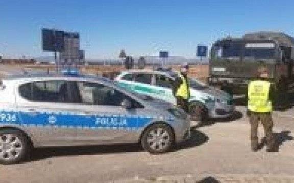 KWP Kraków. Policjanci wspólnie z funkcjonariuszami Karpackiego Oddziału Straży Granicznej oraz żołnierzami Wojsk Obrony Terytorialnej strzegą porządku na przejściach granicznych w Małopolsce