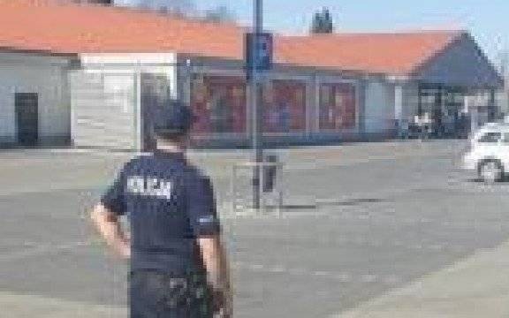 Policjanci przypominają. Robiąc przedświąteczne zakupy pamiętaj o zasadach bezpieczeństwa.