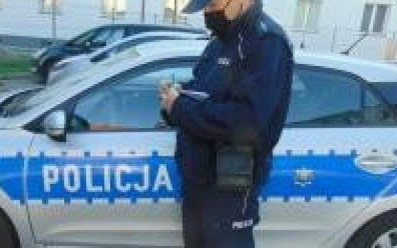 Kęty. Wszedł do sklepu bez maseczki ochronnej, chciał kupić alkohol. Po interwencji policjantów wyszedł bez alkoholu, ale za to w maseczce.