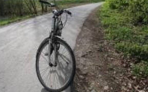 Osiek. Dzielnicowi pospieszyli z pomocą rowerzyście, który wywrócił się na jezdnię.