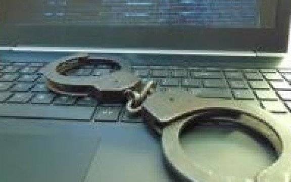 Oświęcimscy policjanci ścigają oszustów internetowych. Podają również cenne wskazówki, dzięki którym można uniknąć kłopotów.