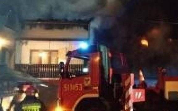 Gmina Kęty. Policjanci ewakuowali seniorów z palącego się domu