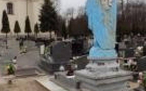 Gmina Chełmek. Trzy zarzuty dla chuligana, za akty wandalizmu na cmentarzu