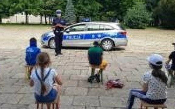 Oświęcim. „Bezpieczne Wakacje 2020”. Policjanci rozmawiali o bezpieczeństwie z uczestnikami półkolonii.