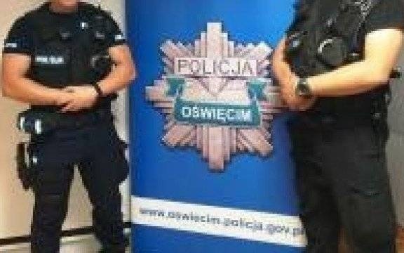 Oświęcim. Policjanci uratowali życie sprawcy zadymienia mieszkania