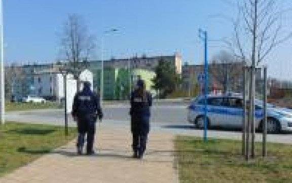 Powiat oświęcimski. Policjanci czuwają nad bezpieczeństwem i w dalszym ciągu apelują o stosowanie się do zaleceń związanych z przeciwdziałaniem epidemii