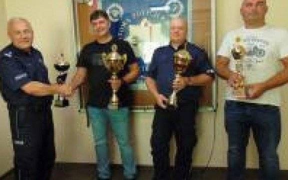 Oświęcim. I i II miejsce indywidualnie oraz III miejsce drużynowo, zajęli policjanci z Oświęcimia VI Spławikowych Zawodach Wędkarskich służb mundurowych o puchar Przewodniczącego IPA Wadowice.