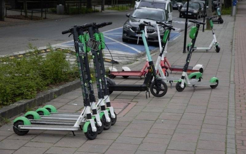 Policjanci przypominają o ważnych zmianach w przepisach dla osób poruszających się hulajnogami elektrycznymi, urządzeniami transportu osobistego oraz urządzeniami wspomagającymi ruch