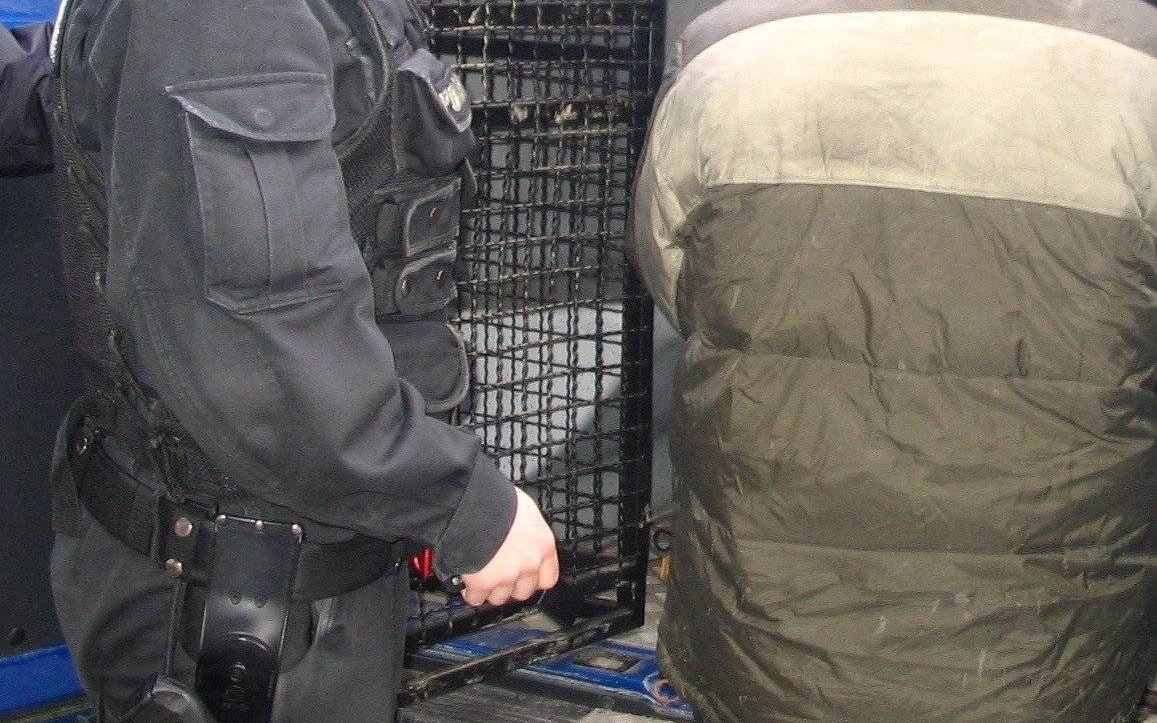 Oświęcim. Poszukiwany do dwuletniej odsiadki wpadł przez spożywanie alkoholu w miejscu publicznym