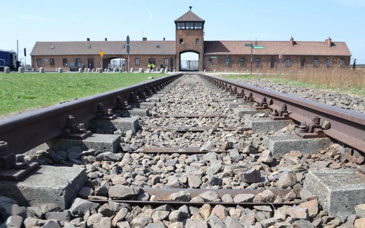Oświęcim. Policjanci poszukują sprawcy dewastacji baraków obozowych na terenie Auschwitz II - Birkenau