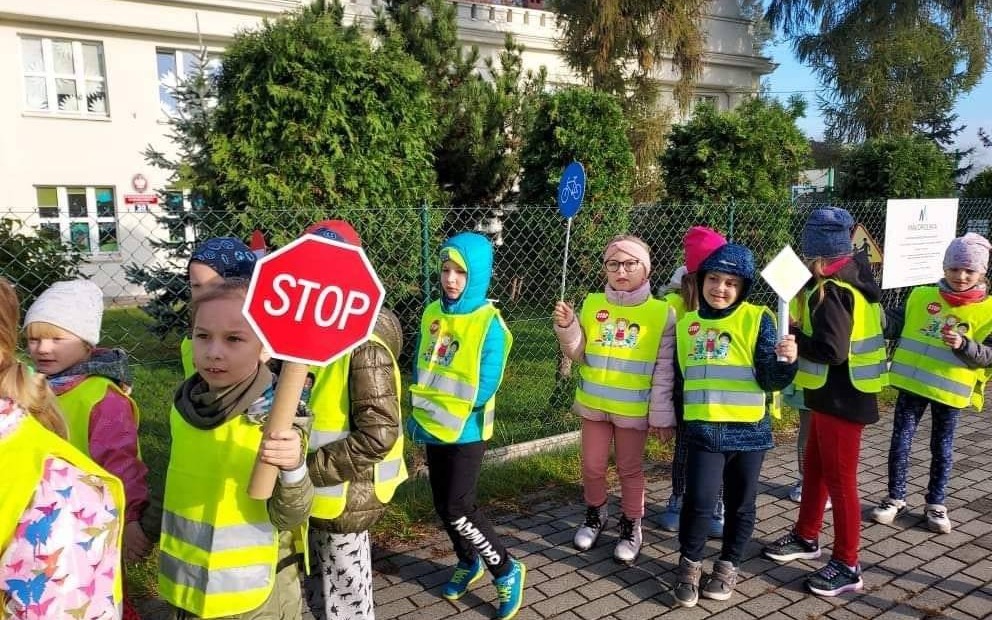 Harmęże. Świeć przykładem – noś odblaski. Szkoła Podstawowa promuje bezpieczeństwo w ramach konkursu Odblaskowa Szkoła